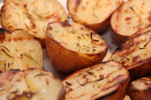 Grilled Potatoes by Keith McDuffee — Distributed under Creative Commons https://creativecommons.org/licenses/by/2.0/